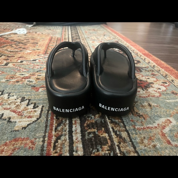 Hello! Feast your eyes on these slightly worn rise thong sandals! - Picture 2 of 5